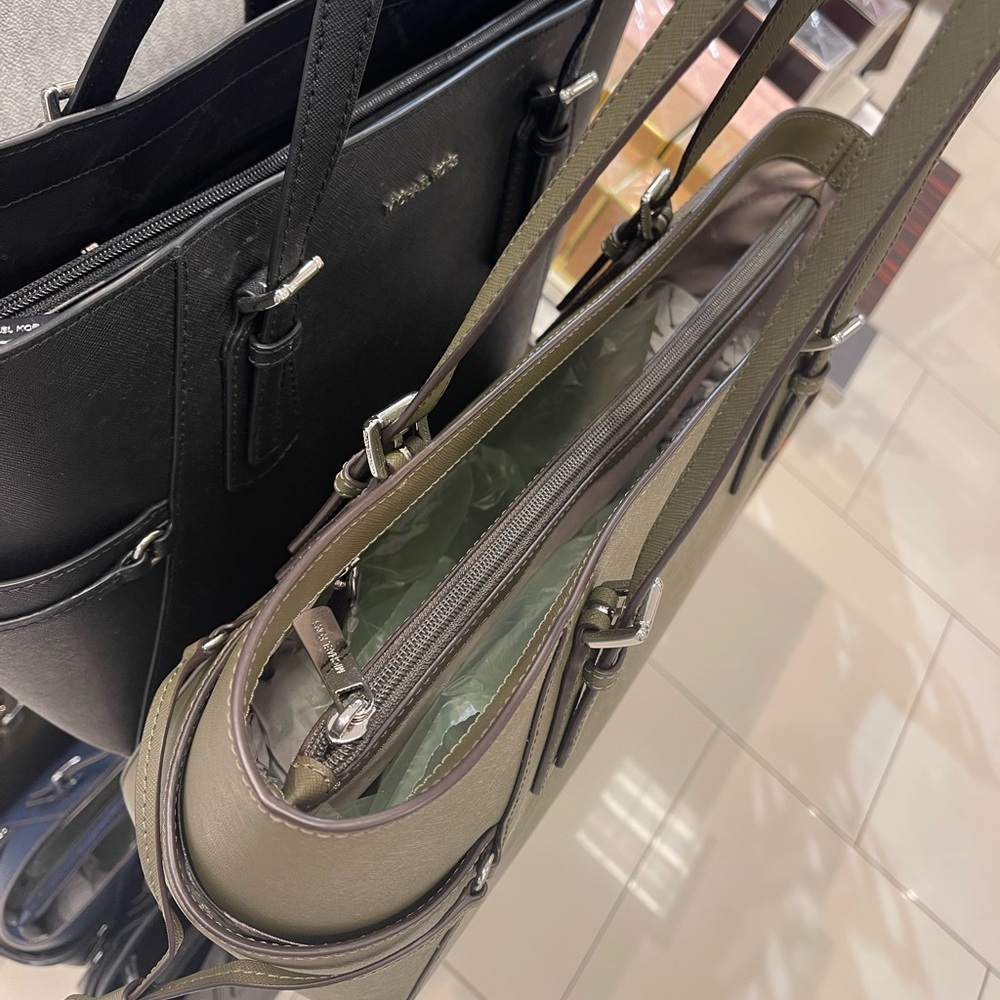 MICHAEL KORS Voyager Large Saffiano Leather EW Tote Shoulder Bag
Olive
NWT - Picture 7 of 16